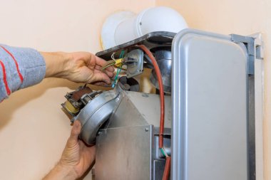 Evde doğal gaz kazanına hizmet veren profesyonel nitelikli mühendis gaz kazanı tamirine başladı.