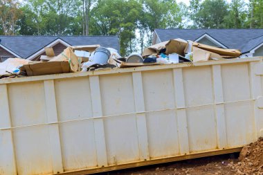 Metal konteynır çöplüğü inşaat sahasında atık onarımı için mevcuttur