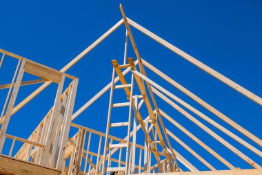 Yeni ev inşa edilirken, kereste çerçeve kirişleri görülür