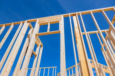 İnşaat halinde bina, yeni evdeki kirişlerde ahşap çerçeve.