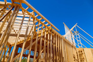 Yeni ev yapımı sırasında kereste çubuğu çerçeve kirişleri