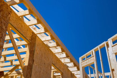 Yeni ev inşaatı sırasında, kereste iskelet kirişleri