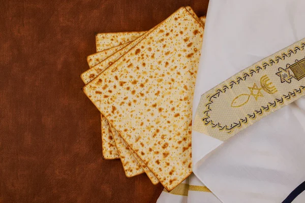 Rytuał Świętowania Brzoskwiń Przaśnym Chlebem Płaskim Matzah Tradycyjne Żydowskie Święto Obraz Stockowy