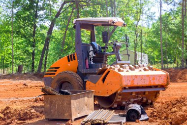 Altyapı inşaatına hazırlık için inşaat sahasında ağır ekipmanlar çalışıyor