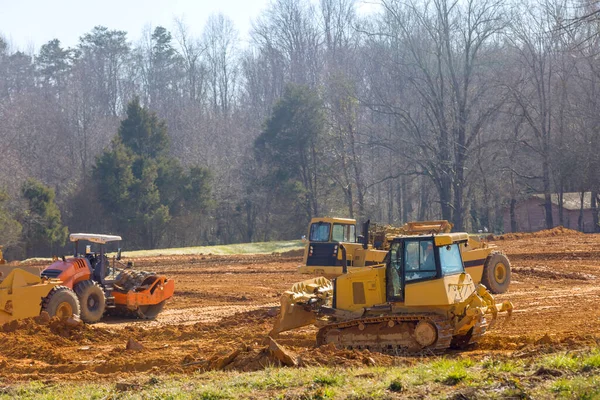 İnşaat alanı ağır ekipmanlarla birlikte altyapı mülkünün kurulması için hazırlanıyor