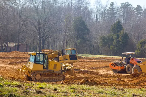 İnşaat ekipmanları inşaat alanındaki altyapı mülkleri için bir alan hazırlamak için kullanılıyor