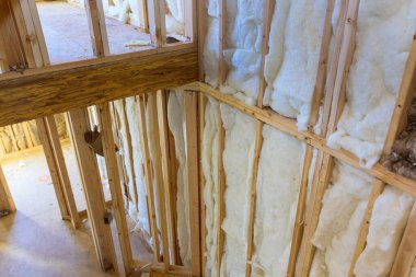 İnşaat, yeni konut duvarıyla çalışıyor.