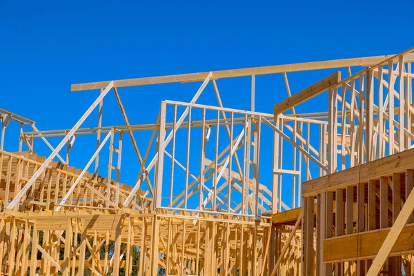 Yeni inşa edilen evde kereste çubuğu çerçeve kirişleri