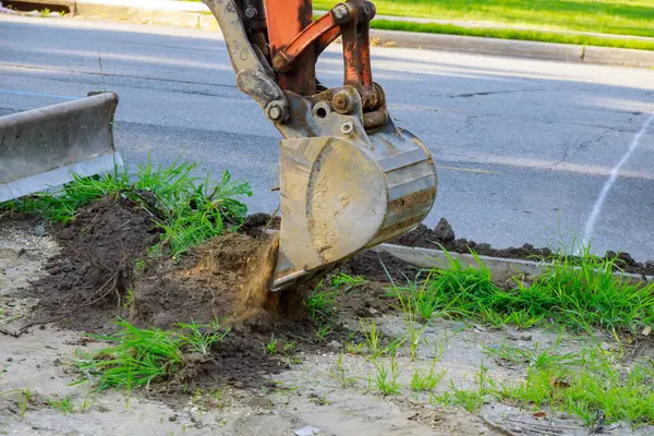 Büyük kazıcı, altyapının geliştirilmesi altındaki sanayi bölgesindeki toprak çalışmalarını eşeliyor