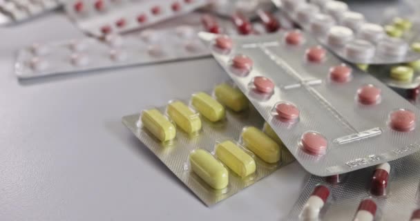 Diferentes Blisters Medicamentos Farmacéuticos Contienen Una Variedad Píldoras Coloridas Tabletas — Vídeo de stock