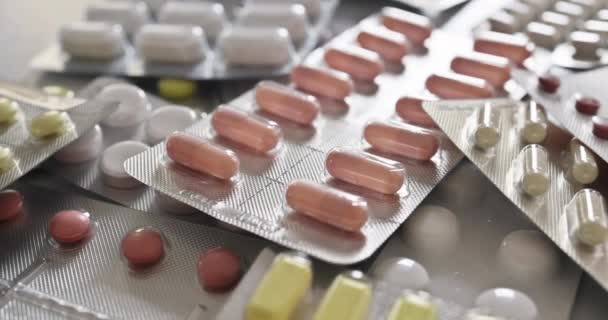 Ассортимент Включает Себя Различные Фармацевтической Медицины Волдыри Красочными Таблетками Таблетки — стоковое видео