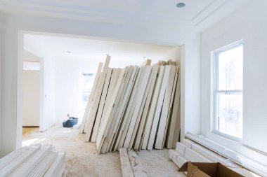 Yeni ev inşa ediliyor. İç taraftaki ahşap kapılar montaj için hazırlanıyor.