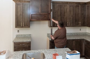 Düzey ölçüm aracı yeni mutfak dolapları montajı sırasında denetleyici tarafından kullanılır