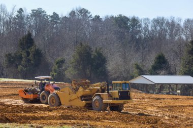 Altyapı inşaatına hazırlanmak için inşaat alanında ağır ekipmanlar kullanılıyor