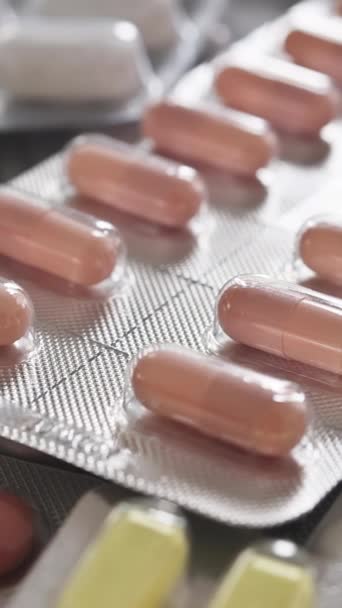 Sortiment Zahrnuje Celou Řadu Lékových Blistrů Barevnými Pilulkami Tabletami Tobolkami — Stock video