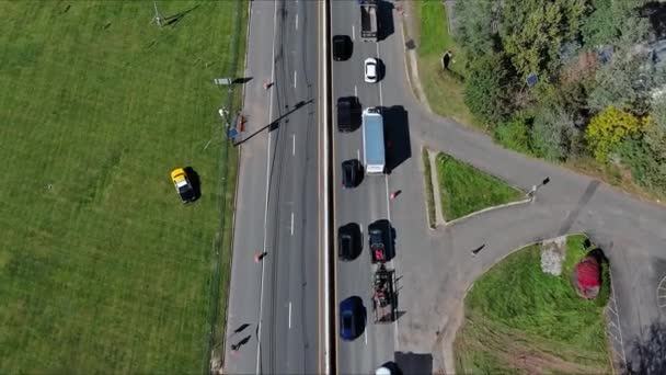 Widok Powietrza Pięknego Amerykańskiego Miasteczka Pobliżu Drogi Samochodami New Jersey — Wideo stockowe