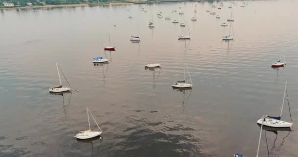 夏の休暇のライフスタイルを海上でセイルボートヨット — ストック動画