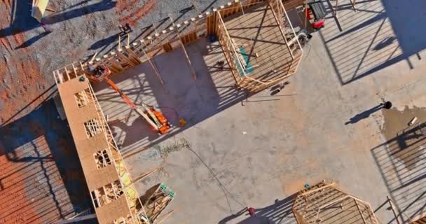 Yeni Konut Binasındaki Ahşap Çatı Kirişlerinin Montajı Vinç Kullanılarak Gerçekleştirildi — Stok video
