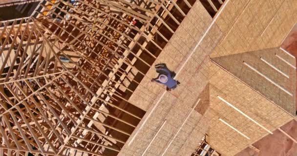 Trabalhadores Construção Carpintaria Martelar Pregos Madeira Compensada Topo Telhado Futura — Vídeo de Stock