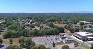 Güney Carolina 'da küçük bir Amerikan kasabası var. Ormanın etrafına dağılmış birkaç aile evi var.