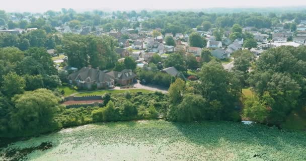 ニュージャージー州には小さなアメリカの町があり 池の近くに単一の家族の住宅複合体がある — ストック動画