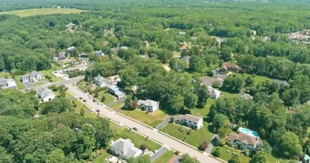夏には ニュージャージー州の森林プランテーションの間に小さなアメリカの町が位置しています — ストック動画