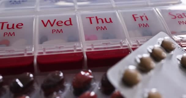 Gyógyszerek Kezelésére Használják Heti Rendszerező Adagoló Tabletták Tabletták Kapszulák Gyógyszerek — Stock videók