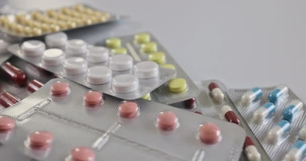 Olika Läkemedelsblister Med Olika Färgglada Tabletter Tabletter Kapslar — Stockvideo