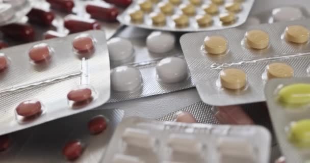 カラフルな錠剤 カプセル さまざまな範囲で満たされた医薬品のブリストのコレクションは 白い隔離された背景に提示されます — ストック動画