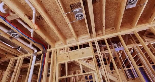 Belki Ramowe Drewnianej Konstrukcji Szkieletowej Nowego Domu Budowie — Wideo stockowe