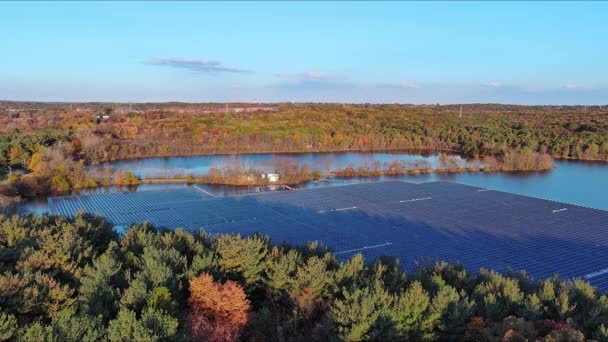 Солнечные Панели Плавают Озерной Воде Время Экологически Чистого Процесса Производства — стоковое видео