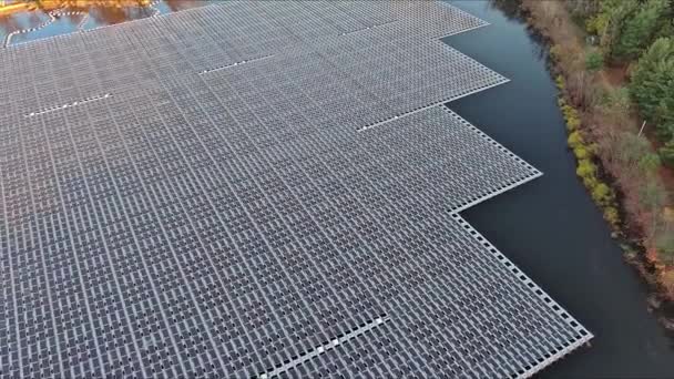 Солнечные Панели Плавают Озерной Воде Экологически Чистого Производства Электроэнергии — стоковое видео