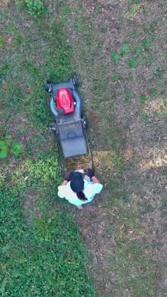 在自家附近的后院用割草机割草 — 图库视频影像