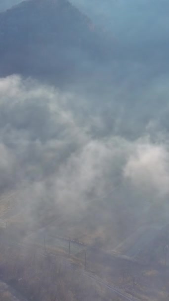 Осенью Карпатский Хребет Превращается Завораживающий Пейзаж Туманным Туманом Покрывающим Утренний — стоковое видео