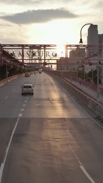 뉴욕시의 윌리엄스버그 Williamsburg Bridge 이스트 리버를 가로지르는 맨해튼의 숨막히는 전경을 — 비디오
