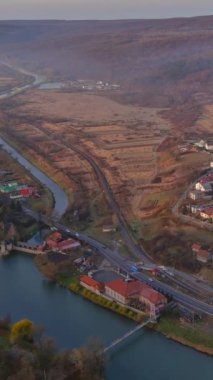 Karpatlar 'ın dağ ormanlarında sonbahar sabahı sisine tanık olmak gerçekten fantastik bir deneyim. dikey video