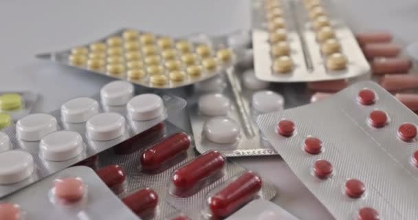 Különböző Gyógyszerészeti Gyógyszer Buborékcsomagolás Különböző Színű Tabletták Tabletták Kapszulák Fehér — Stock videók