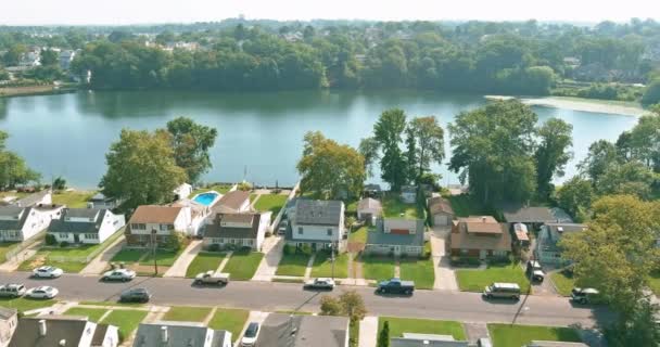 ニュージャージー州の小さな町で 単一の家庭の住宅複合体が池の近くに位置しています — ストック動画