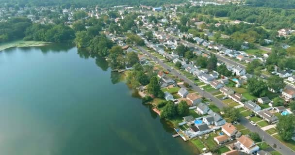 単一の家族の住宅複合体を持つ小さなアメリカの町は 池の近くにニュージャージーにあります — ストック動画
