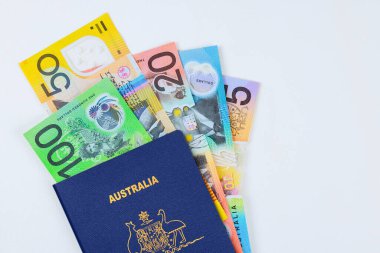 Avustralya para birimi dolar nakit beyaz arka planı olan bir Avustralya pasaportu