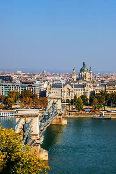 Budapeşte manzarasında Tuna Nehri üzerindeki Macar Zincir Köprüsü