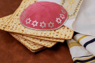 Hamursuz bayramını mayasız matza, kippah ve tallit ile kutlamak geleneksel bir Yahudi ayinidir.