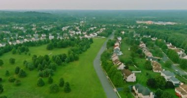 Yazın ortasında, New Jersey 'deki orman plantasyonları arasında küçük bir Amerikan topluluğu bulunur.