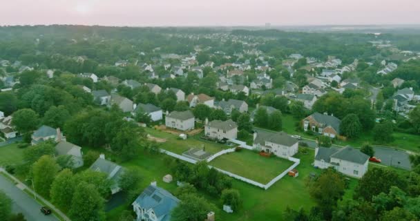 Sommarmånaderna Ligger Små Amerikanska Städer Mellan Skogsplanteringar New Jersey — Stockvideo