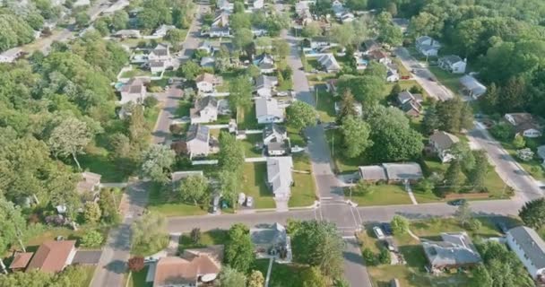 Αμερικανική Πόλη Διαφορετικά Κατασκευασμένα Σπίτια Βρίσκονται Προαστιακό Περιβάλλον Μεταξύ Δασικές — Αρχείο Βίντεο