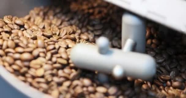 Kávébab Pörkölésének Folyamata Magában Foglalja Nyers Kávébab Keverését Sütőgépben — Stock videók