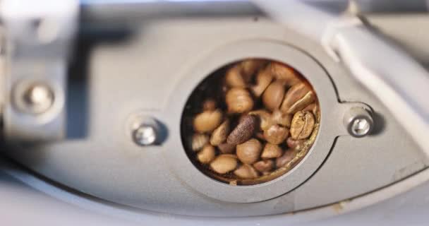 Utsikt Över Obehandlade Kaffebönor Genom Kontrollfönster Kaffe Rostning Ugn — Stockvideo