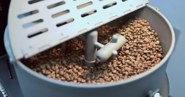 Rostningsmaskin Används För Att Förbereda Råa Kaffebönor För Rostning Genom — Stockvideo