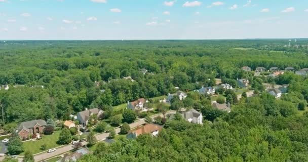 位于新泽西州森林地区之间的郊区 不同的街道风景区建有不同的房屋 — 图库视频影像