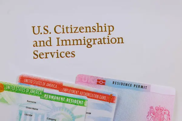 Imigranci Stanach Zjednoczonych Pozwoleniem Pobyt Karta Autoryzacji Zatrudnienia Status Stałego Obrazek Stockowy